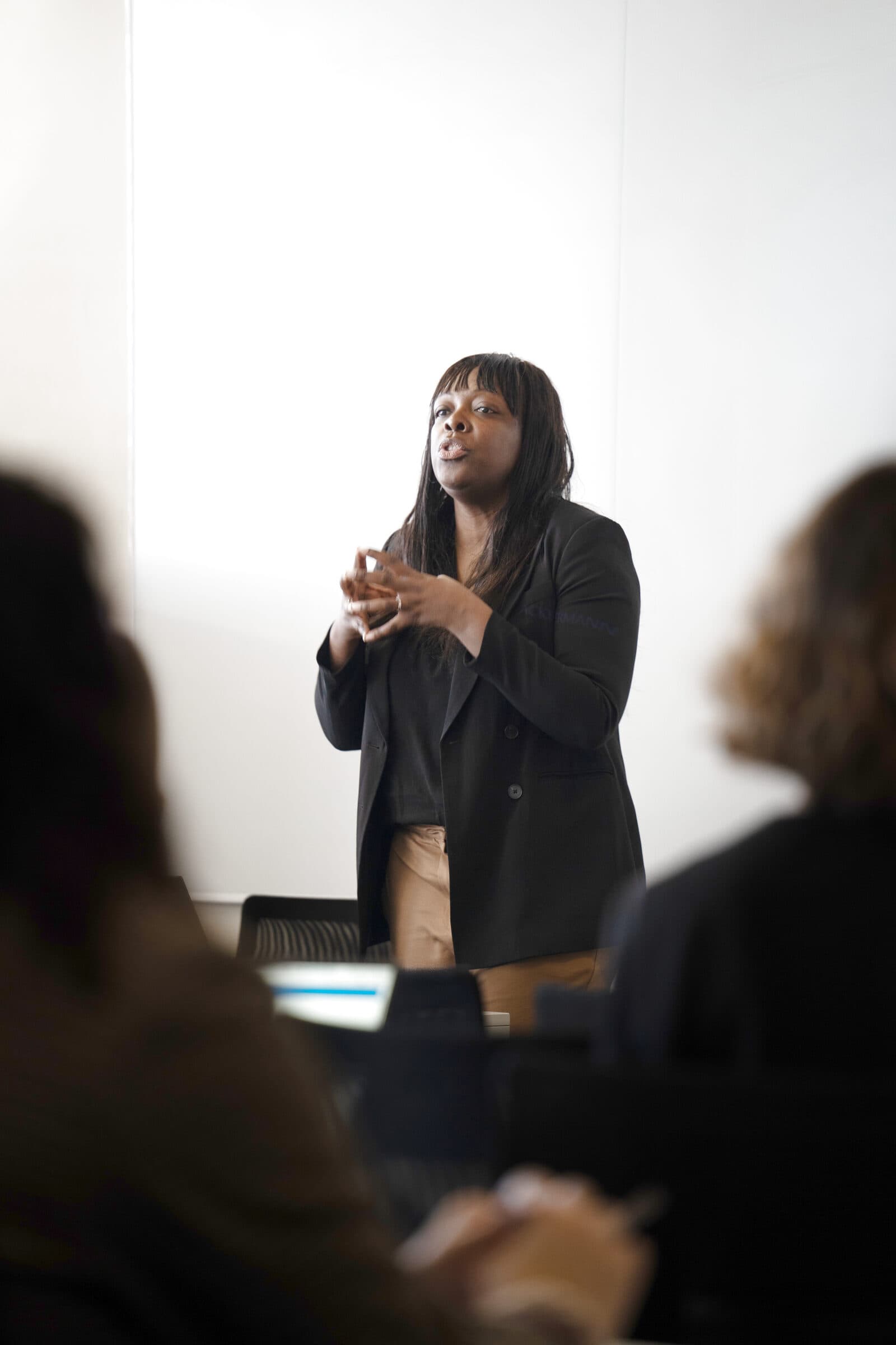 Liliane, cofondatrice, anime une formation en entreprise